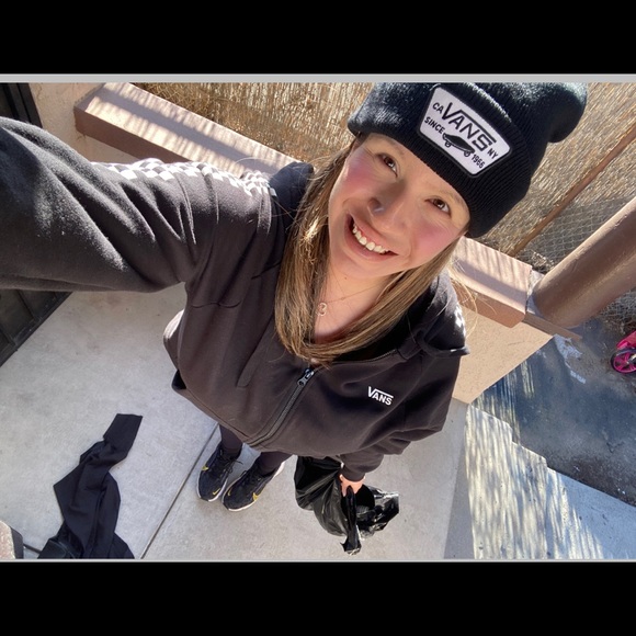 Meet your Posher, Monica - Picture 2 of 4